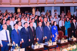 Các đại biểu tham dự thực hiện nghi lễ chào cờ. (Ảnh: Hoàng Hiếu/TTXVN)