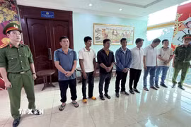Các đối tượng tại cơ quan công an. (Ảnh: TTXVN phát)