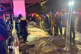 Thi thể các nạn nhân tại hiện trường vụ hoả hoạn quán Na Ladprao ở quận Chatuchak, Bangkok, Thái Lan ngày 13/7/2026. (Ảnh: Anadolu Agency/TTXVN phát)