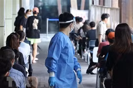 Người dân xếp hàng chờ xét nghiệm COVID-19 tại Seoul, Hàn Quốc, ngày 10/8/2022. (Ảnh: YONHAP/TTXVN)