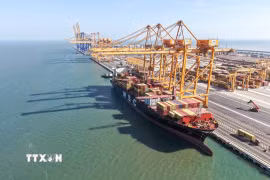Chuyến tàu thương mại đầu tiên chính thức cập bến tại cầu cảng số 3,4 thuộc Công ty Cổ phần Cảng Hải Phòng. (Ảnh: TTXVN phát)
