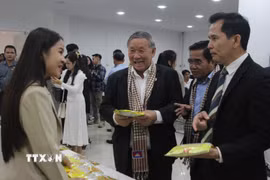 Các đại biểu tìm hiểu sản phẩm của các doanh nghiệp Campuchia trưng bày tại hội thảo. (Ảnh: Minh Hưng/TTXVN)
