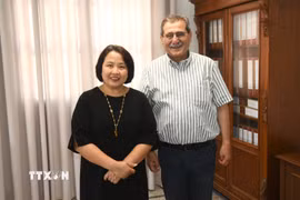 Đại sứ Phạm Thị Thu Hương làm việc với Thị trưởng Patras, Kostas Peletidis. (Ảnh: Đại sứ quán Việt Nam tại Hy Lạp cung cấp)
