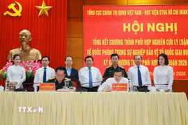 Đại tướng Nguyễn Trọng Nghĩa, Ủy viên Bộ Chính trị, Bí thư Trung ương Đảng, Chủ nhiệm Tổng cục Chính trị Quân đội nhân dân Việt Nam và Phó Giáo sư, Tiến sỹ Đoàn Minh Huấn, Ủy viên Bộ Chính trị Giám đốc Học viện Chính trị Quốc gia Hồ Chí Minh Ký kết chương trình phối hợp giai đoạn 2026-2031. (Ảnh: Trọng Đức/TTXVN)