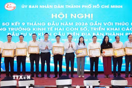 Các đơn vị nhận bằng khen tại Hội nghị. (Ảnh: Trung Tuyến/TTXVN)