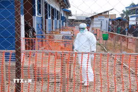 Nhân viên y tế tại trung tâm điều trị Ebola ở tỉnh Bắc Kivu, Cộng hòa Dân chủ Congo, ngày 8/10/2026. (Ảnh: THX/TTXVN phát)