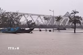 Bờ Nam sông Hương, phường Thuận Hóa, thành phố Huế bị ngập sáng 27/10. (Ảnh: Nguyên Lý/TTXVN)