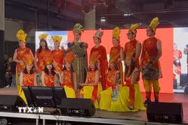 Đoàn Việt Nam giới thiệu trang phục và văn hóa tại Festival (Ảnh: Đào Dũng/TTXVN)