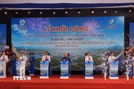 Các đại biểu bấm nút khởi công Dự án. (Ảnh: Tuấn Khôi/TTXVN)