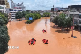 Lực lượng cứu hộ hỗ trợ người dân sơ tán khỏi khu vực ngập lụt do bão Narra tại tỉnh Quảng Tây, Trung Quốc ngày 25/8/2026. (Ảnh: THX/TTXVN phát)
