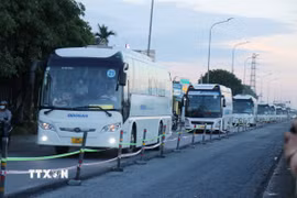 Các phương tiện nối đuôi nhau nhích từng chút trên Quốc lộ 1 qua Khu công nghiệp VSIP, xã Thọ Phong. (Ảnh: Phạm Cường/TTXVN)