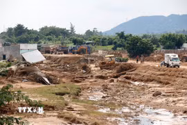 Hiện trường thiệt hại hoa màu, nhà cửa của người dân xã Tuy Phong do vỡ hồ chứa nước trên núi Tân Lai vào đêm ngày 1/11/2025. (Ảnh: Nguyễn Thanh/TTXVN)