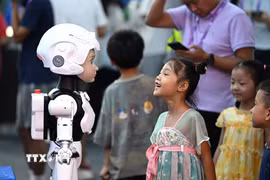 Robot tương tác với các em nhỏ. (Ảnh minh họa. THX/TTXVN phát)