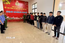 Các đối tượng tại cơ quan công an. (Ảnh: TTXVN phát)