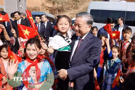 Tổng Bí thư Tô Lâm với các học sinh tại Lễ khánh thành Trường PT Nội trú liên cấp Tiểu học và THCS Si Pa Phìn (Điện Biên, 31/1/2026). (Ảnh: Thống Nhất/TTXVN)