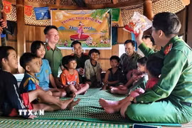 Lực lượng Công an tổ chức các hoạt động vui Tết Trung thu cho trẻ em tại làng Aur (xã biên giới A Vương, thành phố Đà Nẵng). (Ảnh: TTXVN phát)