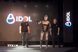 Robot AI hình người phiên bản đi được. (Ảnh: Tâm Hằng/TTXVN)