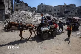Người dân sơ tán tránh xung đột tại Gaza. (Ảnh: THX/TTXVN)