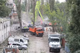 Hiện trường một vụ tấn công của Nga xuống quận Sviatoshinskyi, thủ đô Kiev (Ukraine) ngày 31/7/2025. (Ảnh: THX/TTXVN)