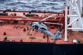 Một chiếc trực thăng quân sự của Mỹ bay phía trên tàu chở dầu Veronica III. (Ảnh: Bộ Chiến tranh Mỹ)