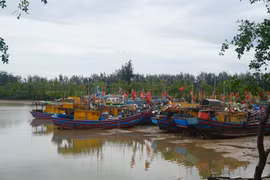 Hàng chục phương tiện neo đậu tại Âu tránh trú bão tàu thuyền Bắc Trung Bộ (phường Sầm Sơn) trong sáng 4/7. (Ảnh: Hoa Mai/TTXVN)