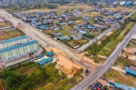 Tuyến đường sau khi hoàn thành sẽ tăng cường kết nối giữa Quốc lộ 1, Quốc lộ 12C với cảng Vũng Áng, cảng Sơn Dương và các khu công nghiệp. (Ảnh: Hữu Quyết/TTXVN)