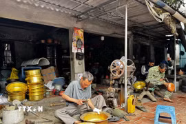 Các nghệ nhân tập trung cao độ để kịp trả hàng cho khách. (Ảnh: Đỗ Huyền/TTXVN)