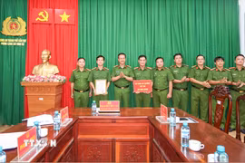 Đại tá Bùi Đức An, Phó Giám đốc Công an thành phố Cần Thơ, Thủ trưởng Cơ quan Cảnh sát điều tra trao thư khen và tiền thưởng đột xuất của Bộ trưởng Bộ Công an cho tập thể Phòng Cảnh sát hình sự có thành tích xuất sắc trong công tác phòng, chống tội phạm. (Ảnh: TTXVN phát)