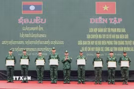 Thiếu tướng Võ Tiến Nghị, Phó Tư lệnh Bộ đội Biên phòng trao tặng Bằng khen của Bộ Tư lệnh Bộ đội Biên phòng cho 2 tập thể và 6 cá nhân có thành tích xuất sắc trong đợt diễn tập. (Ảnh: Võ Dung/TTXVN)