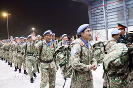Cán bộ, chiến sĩ Bệnh viện Dã chiến cấp 2 số 7 trở về nước sau khi hoàn thành xuất sắc nhiệm vụ gìn giữ hòa bình Liên hợp quốc tại Phái bộ Nam Sudan. Ảnh: Xuân Khu-TTXVN