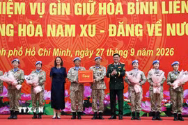 Thượng tướng Nguyễn Trường Thắng, Thứ trưởng Bộ Quốc phòng và bà Katherine Louise Grimmond, Tổng Lãnh sự Australia tại Thành phố Hồ Chí Minh tặng quà chào đón cán bộ, chiến sỹ Bệnh viện Dã chiến cấp 2 số 7 hoàn thành xuất sắc nhiệm vụ trở về nước. (Ảnh: Xuân Khu/TTXVN)