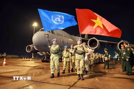 Cán bộ, chiến sỹ Bệnh viện dã chiến cấp 2 số 7 trở về nước sau khi hoàn thành xuất sắc nhiệm vụ gìn giữ hòa bình Liên hợp quốc tại Phái bộ Nam Sudan. (Ảnh: Xuân Khu/TTXVN)