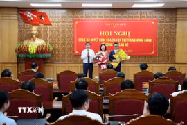 Phó Bí thư Tỉnh ủy, Chủ tịch Ủy ban Nhân dân tỉnh Lai Châu Hà Quang Trung tặng hoa chúc mừng các đồng chí Hà Trọng Hải, Đào Thị Lan Anh. (Ảnh: Việt Dũng/TTXVN)