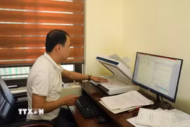 Do hồ sơ được thực hiện bảo mật, xã Tượng Lĩnh bố trí cán bộ trong cơ quan trực tiếp tham gia, đồng thời kiểm soát chặt quy trình từ bàn giao, tiếp nhận đến scan, cập nhật và kiểm đếm. (Ảnh: Khiếu Tư/TTXVN)