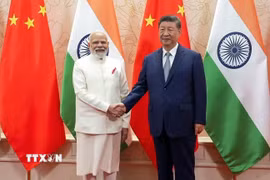 Thủ tướng Ấn Độ Narendra Modi (trái) và Chủ tịch Trung Quốc Tập Cận Bình tại cuộc gặp ở Thiên Tân, Trung Quốc ngày 31/8/2025. (Ảnh: ANI/TTXVN)