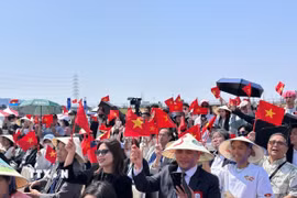 Cộng đồng người Việt Nam tại Nhật Bản hào hứng tham gia Festival “50 năm hòa chung một nhịp đập” chào mừng 50 năm thống nhất đất nước. (Ảnh: Nguyễn Tuyến/TTXVN)