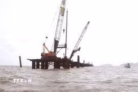 Công trường Đường giao thông ra đảo Hòn Khoai trên biển. (Ảnh: Tuấn Phi/TTXVN)