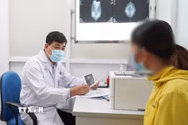 Bác sỹ Bệnh viện Chợ Rẫy Thành phố Hồ Chí Minh khám cho người bệnh. (Ảnh: TTXVN phát)