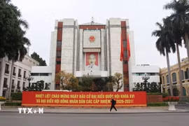 Khẩu hiệu chào đón sự kiện chính trị quan trọng của đất nước được lắp đặt tại trụ sở Hội đồng Nhân dân, Ủy ban Nhân dân thành phố Hà Nội. (Ảnh: Nguyễn Thắng/TTXVN)