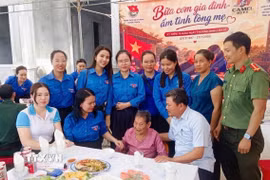 Đoàn xã Bắc Trạch (tỉnh Quảng Trị) cùng các đơn vị đồng hành tổ chức chương trình "Bữa cơm gia đình - Ấm tình lòng Mẹ" tri ân Mẹ Việt Nam Anh hùng Phan Thị Quyên. (Ảnh: TTXVN phát)
