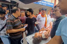 Người bị thương trong một vụ giẫm đạp ở thành phố Haridwar. (Nguồn: AP)