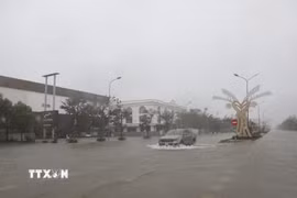 Một tuyến đường ở Nghệ An bị ngập nặng khiến phương tiện giao thông đi lại khó khăn. (Ảnh: Văn Tý/TTXVN)