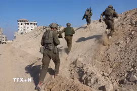 Binh sỹ Israel tiến hành hoạt động quân sự tại Dải Gaza. (Ảnh: THX/TTXVN)