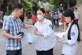 Thí sinh đến dự thi tại điểm thi Trường THPT Nguyễn Gia Thiều (Hà Nội). (Ảnh: Minh Quyết/TTXVN)