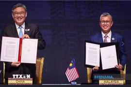 Bộ trưởng Đầu tư, Thương mại và Công nghiệp Malaysia Zafrul Aziz (phải) và Bộ trưởng Thương mại Trung Quốc Vương Văn Đào (trái) sau khi ký ACFTA 3.0. (Ảnh: TTXVN phát)