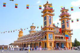 Du khách tham quan Tòa thánh Cao Đài Tây Ninh. (Ảnh: Minh Phú/TTXVN)