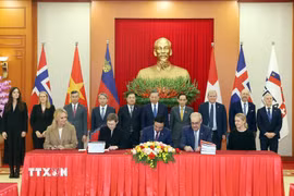 Tổng Bí thư, Chủ tịch nước Tô Lâm và các đại biểu chứng kiến Lễ ký kết Hiệp định Thương mại tự do Việt Nam-EFTA. (Ảnh: Thống Nhất/TTXVN)