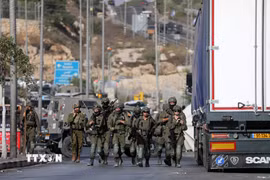 Binh sỹ Israel gác tại một điểm kiểm soát ở thành phố Hebron, Bờ Tây ngày 23/10/2026. (Ảnh: THX/TTXVN phát)