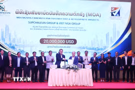 Hai tập đoàn của Việt Nam và Lào trao đổi văn kiện hợp tác phát triển Dự án Trang trại thông minh (Smart Farm) ở Lào. (Ảnh: Xuân Tú/TTXVN)