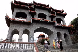 Du khách tham quan Trùng Sơn Cổ Tự tọa lạc trên núi cao tại xã Ninh Hải (Khánh Hòa). (Ảnh: Đặng Tuấn/TTXVN)